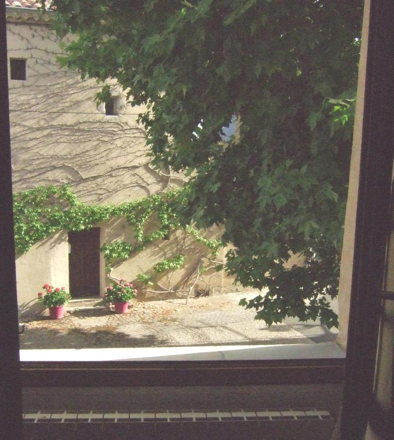 Une Maison Dans Le Village Ribiers Exterior foto